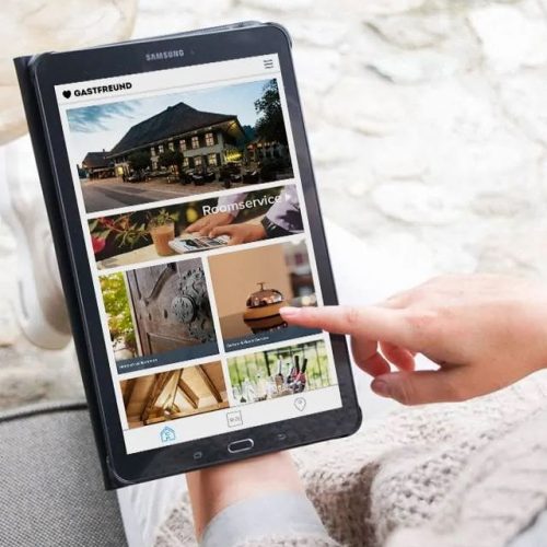 Tablet mit der digitalen Gästemappe von Gastfreund