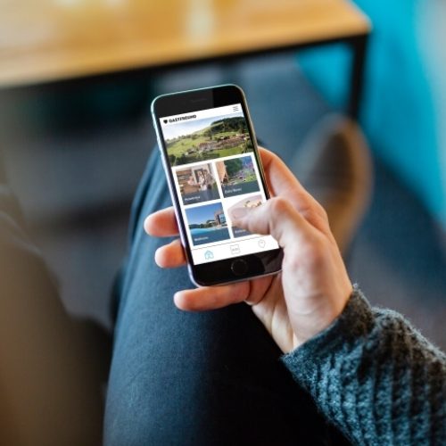 Smartphone mit Digitaler Gästemappe von Gastfreund