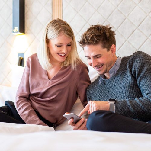Hotelcore-EN-Digital-Guest-Directory-iPhone-Couples-Gastfreund-GmbH